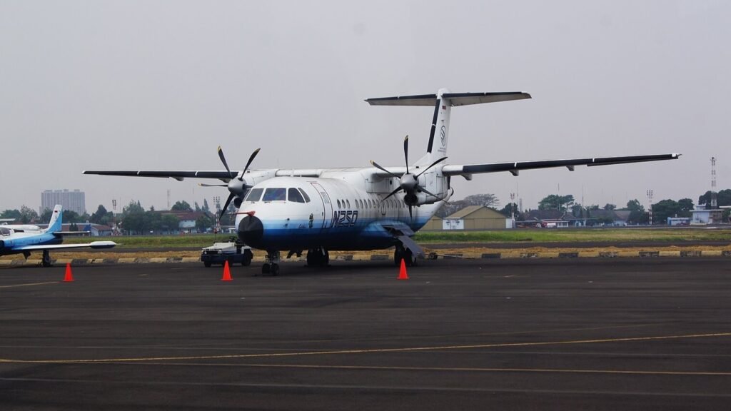 Pesawat prototipe N250 Dirgantara Indonesia PK-XNG saat uji terbang perdana tahun 1995.