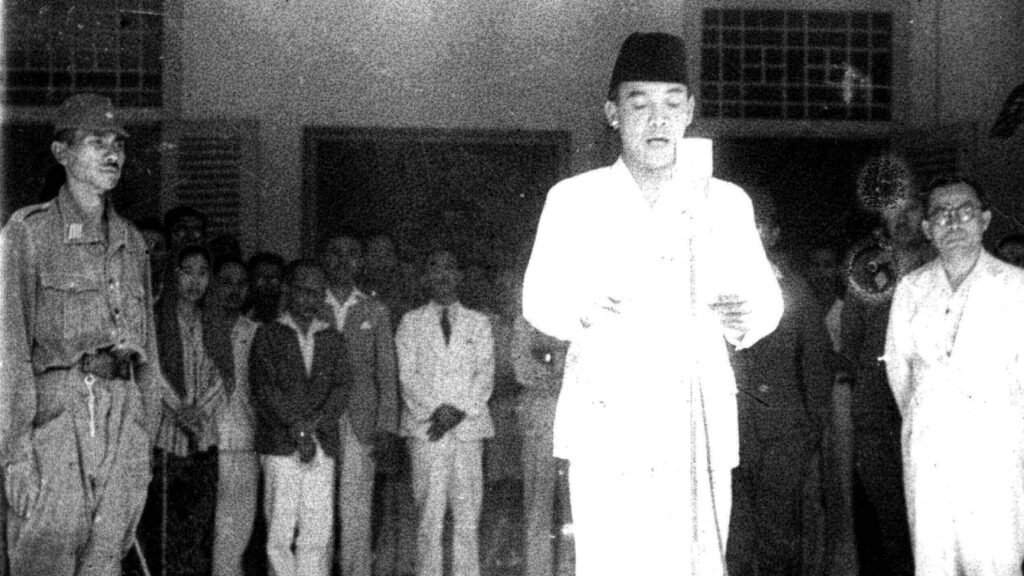 Sukarno membacakan Proklamasi 17 Agustus 1945 — Arsip Nasional (domain publik)
