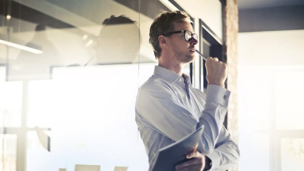 Seorang pemimpin yang sedang memikirkan rakyatnya.