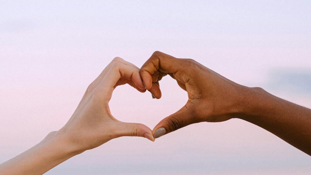 Tangan lambang love sebagai simbol cinta dan kebaikan.
