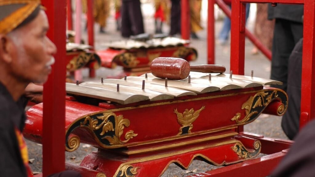 Saron salah satu instrumen utama alat musik gamelan.