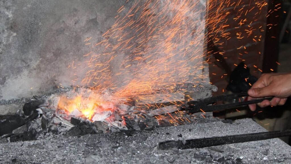 Pandai besi sedang membakar logam.