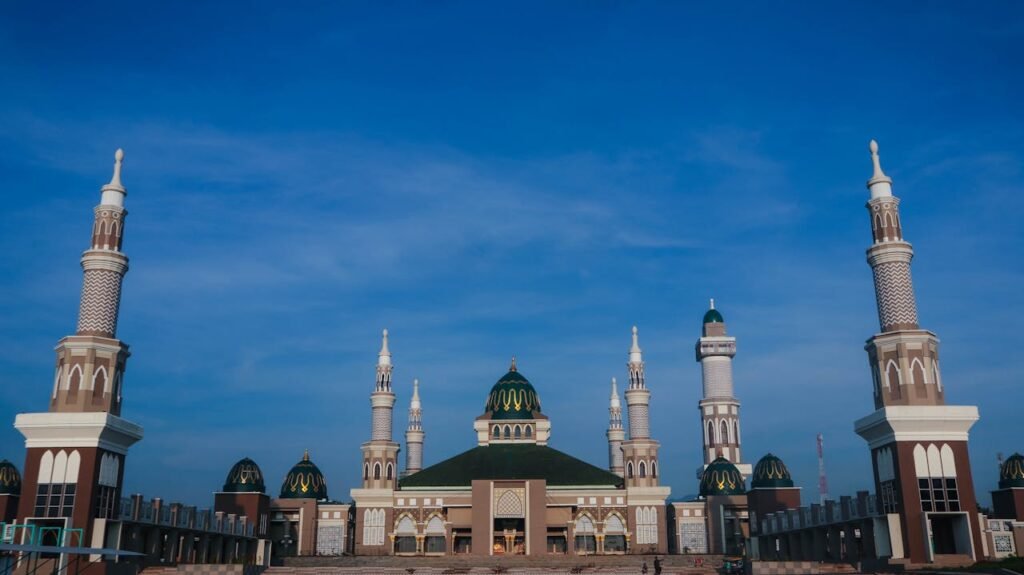 Masjid sebagai sarana beribadah umat islam dan sarana membangun syariat umat.